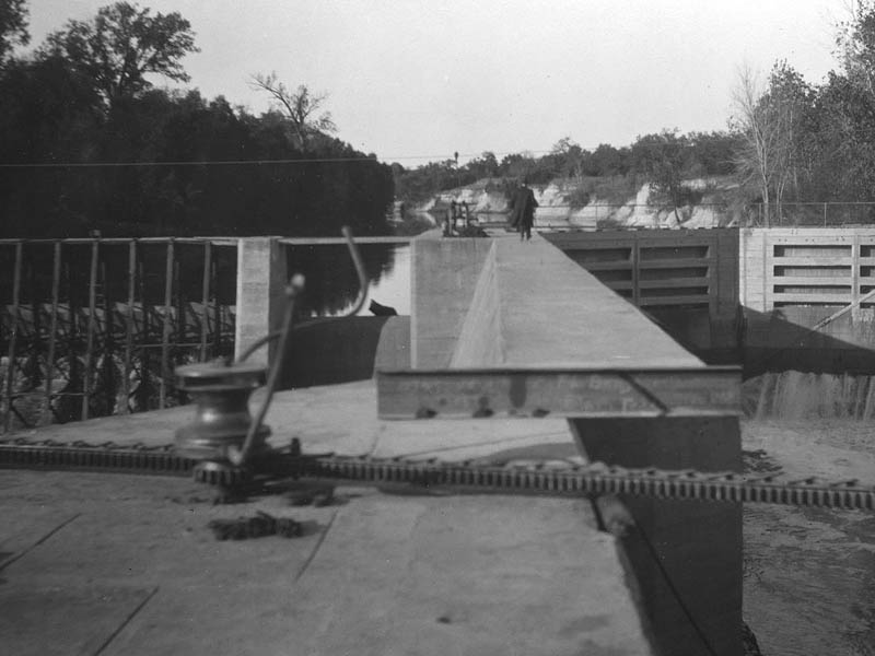In this 1916 photograph you can see the dam to the left, one of the lock gates to the right, and the lock gate drive mechanism in the foreground.